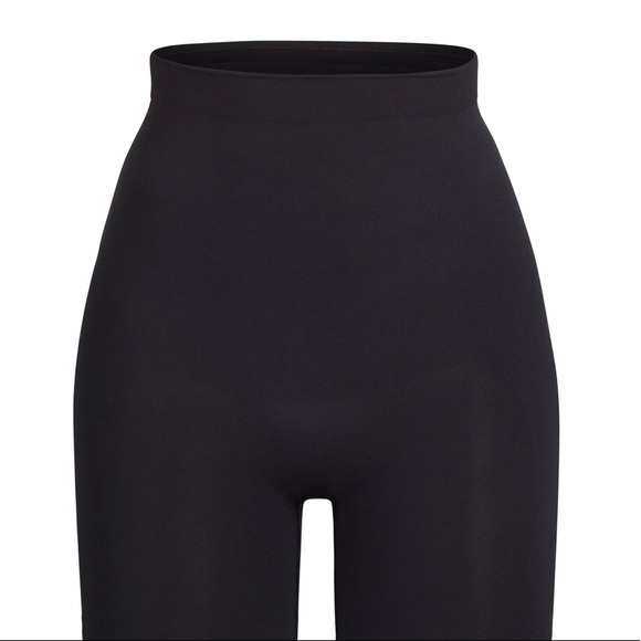 *SKIMS* Sculpting Short Mid Thigh - Picture 2 of 4